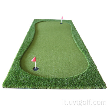 Golf mettendo il tappeto di erba artificiale verde